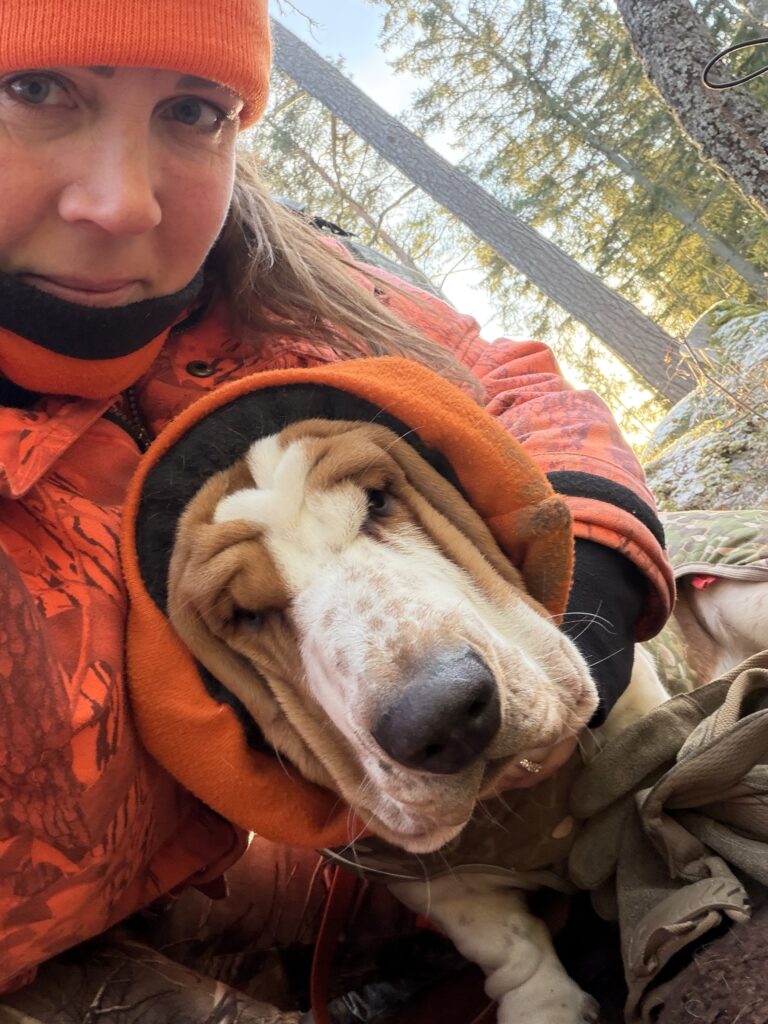 Hundförare i orange kläder tillsammans med sin hund